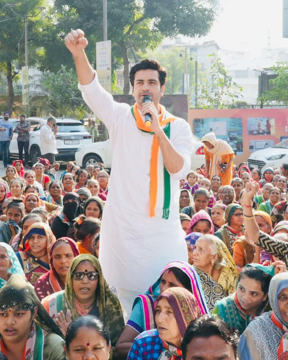 JagdishAMC's tweet photo. અમદાવાદ મ્યુનિસિપલ કોર્પોરેશન માં મેયરશ્રી ને કોંગ્રેસ પક્ષના તમામ કોર્પોરેટર શ્રી ઓ તેમજ મોટી સંખ્યા માં કાર્યકરો એ ઉગ્ર દેખાવો કરી આવેદન પત્ર આપી રજૂઆત કરી હતી કે નોકરીની જગ્યા ભરવા બાબતે ગેરરીતિ તથા ભ્રષ્ટ્રાચાર માં ઉચ્ચ અધિકારીઓ સુધી તપાસ કરી સસ્પેન્ડ કરવામાં આવે. https://t.co/Z1246RicTE