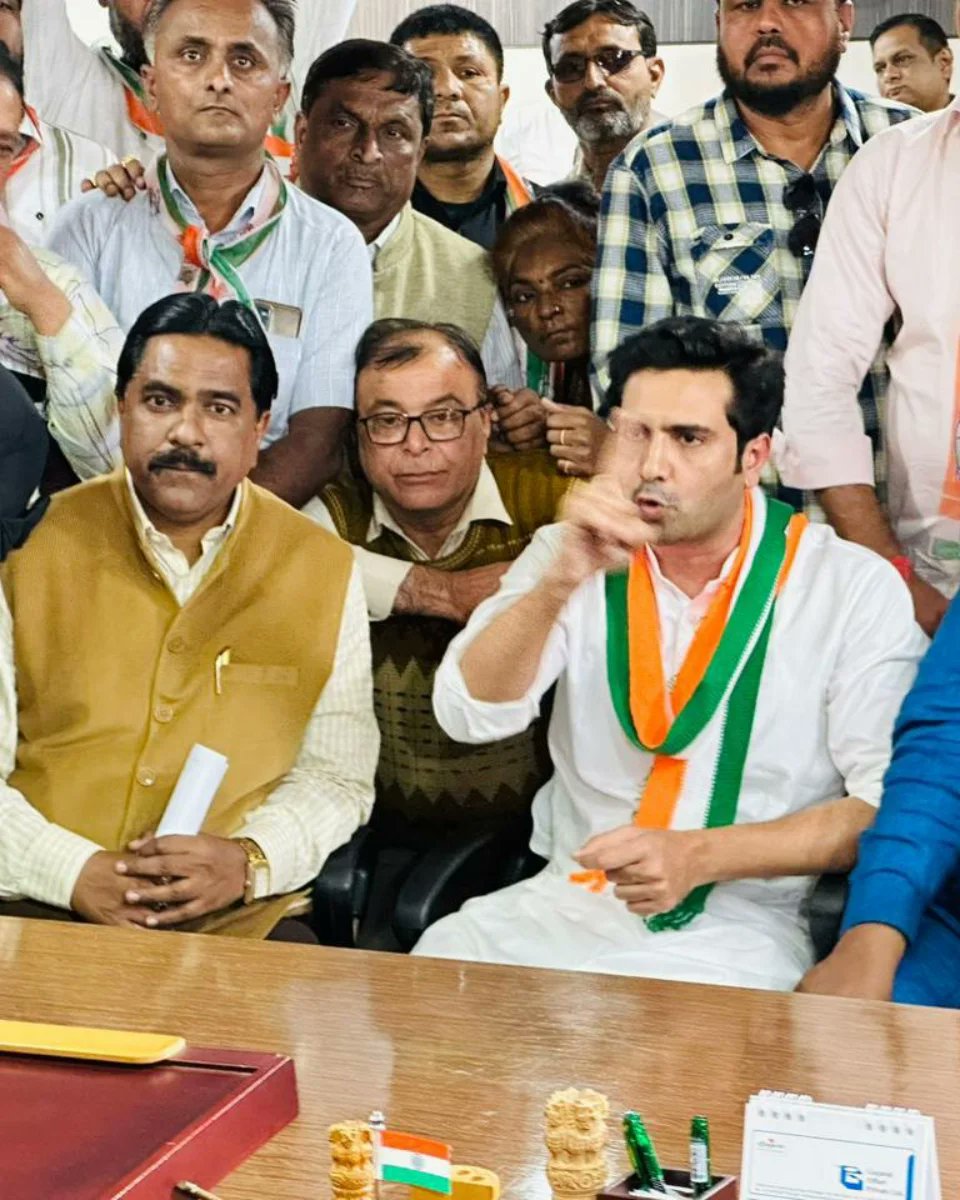 JagdishAMC's tweet photo. અમદાવાદ મ્યુનિસિપલ કોર્પોરેશન માં મેયરશ્રી ને કોંગ્રેસ પક્ષના તમામ કોર્પોરેટર શ્રી ઓ તેમજ મોટી સંખ્યા માં કાર્યકરો એ ઉગ્ર દેખાવો કરી આવેદન પત્ર આપી રજૂઆત કરી હતી કે નોકરીની જગ્યા ભરવા બાબતે ગેરરીતિ તથા ભ્રષ્ટ્રાચાર માં ઉચ્ચ અધિકારીઓ સુધી તપાસ કરી સસ્પેન્ડ કરવામાં આવે. https://t.co/Z1246RicTE
