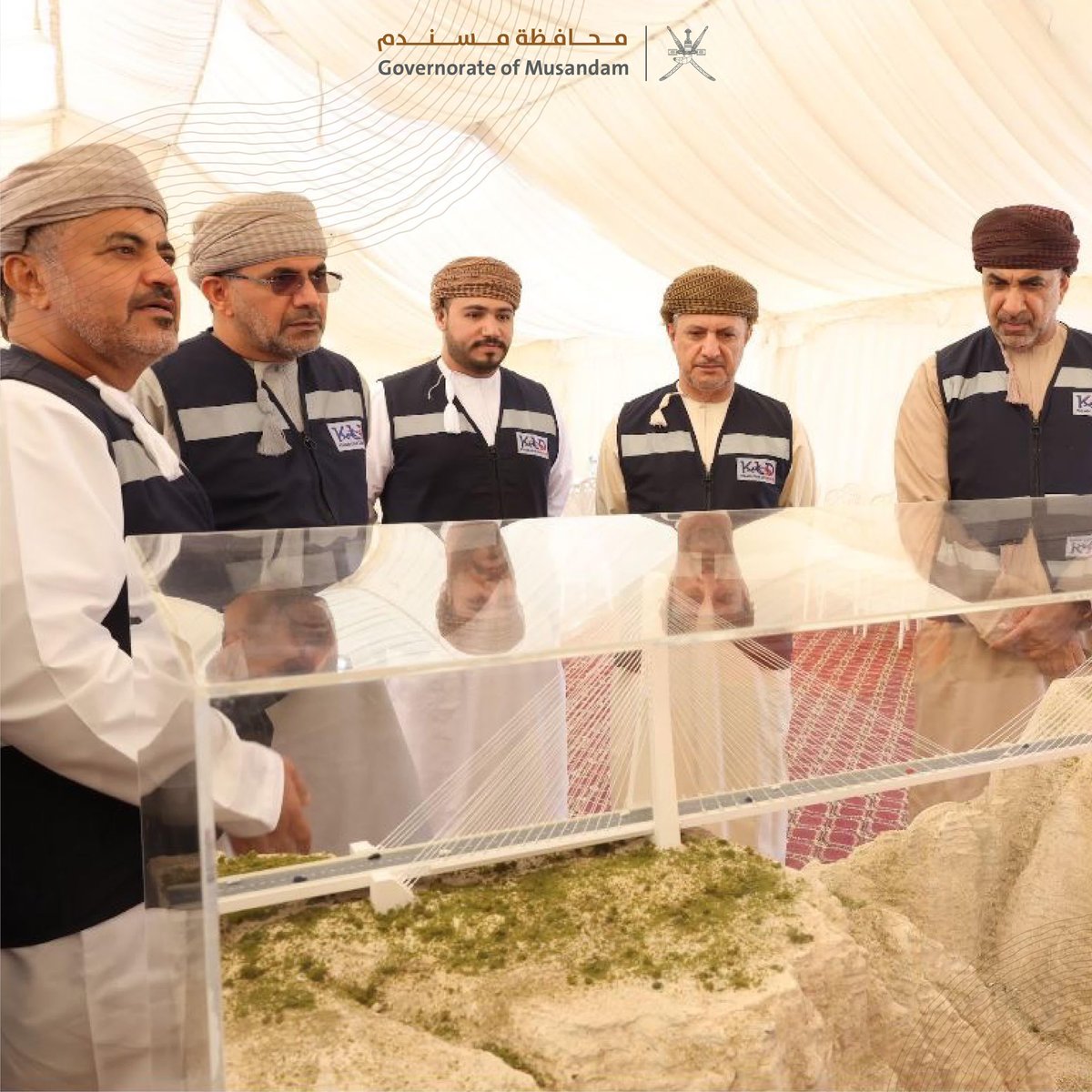 قام وفد وزاري رفيع المستوى بزيارة ميدانية إلى محافظة مسندم، ضمن الجهود المتواصلة لمتابعة سير تنفيذ المشاريع التنموية والتطويرية في المحافظة.
تضمنت الزيارة متابعة سير الأعمال في عدد من المشاريع الاستراتيجية والتنموية والسياحية والبلدية بالمحافظة.

#محافظة_مسندم