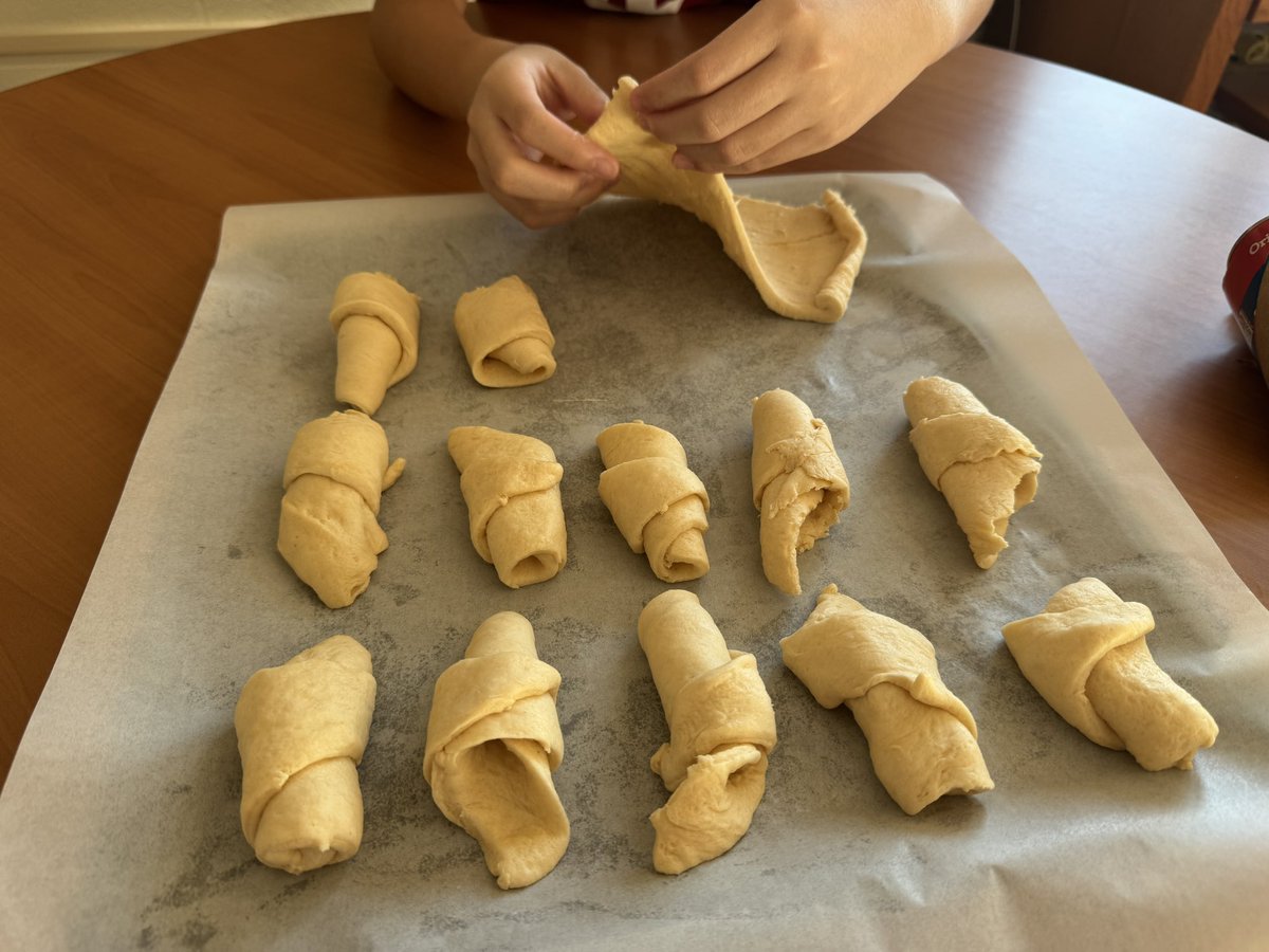afuwang's tweet photo. On Saturday, I decided not to get up and work.

Slept in until around 9 a.m., then made breakfast bread with Yunbao.

These pre-made doughs are super convenient! Big thanks to my good friends Gwen &amp; Jeses for the recommendation https://t.co/59sCD6ERjx