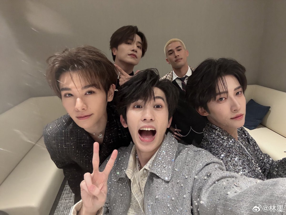 [nihao] INTO1 (5/11) SELCA GUYS!!!😭😭😭