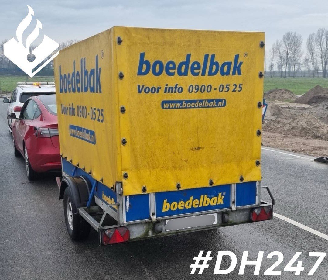 Niet elke auto met een trekhaak is goedgekeurd om een aanhanger te mogen trekken. Staat er geen trekgewicht in het kentekenbewijs. Dan mag alleen een lastdrager (bijv. Fietsendrager). Let hier dus op als u een trekhaak achteraf laat monteren. Anders naar de <a href="/RDWnl/">RDW</a> ^RK