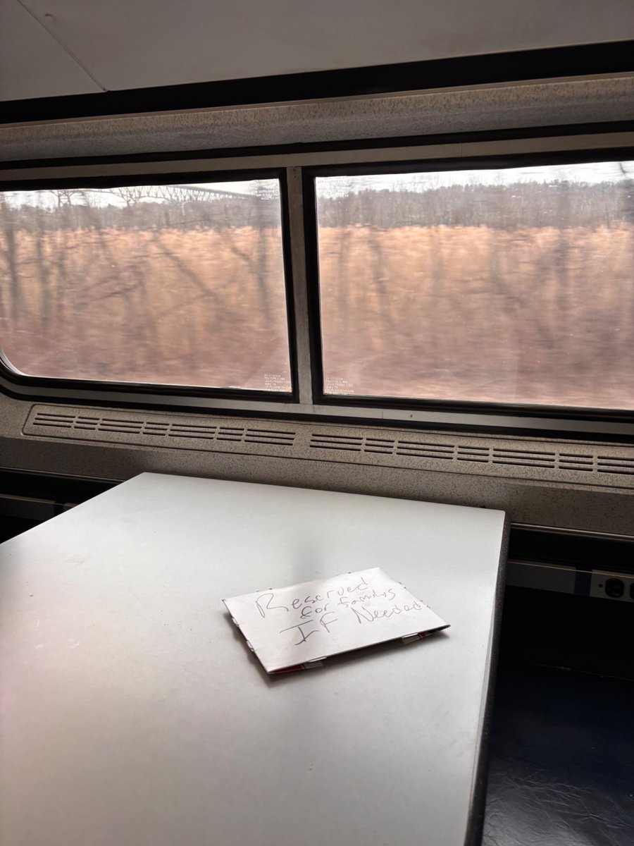 アムトラックの車掌さんのアナウンス「昨今は皆I, I, I, and me, me, meばかりだが小さい子供を連れた家族を見かけたら彼らが一緒に座れるよう席を譲ってくれよな」。食堂車の席には必要な家族のためにと手書きのメモ書きが置いてある。車掌さんジュードに光る棒もくれた。人情味あって嬉しい。