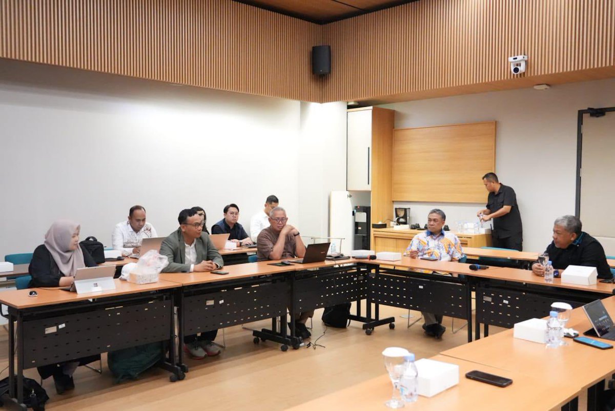 Wakil Menteri PKP <a href="/Fahrihamzah/">#AyoMoveOn2024</a> hari Sabtu (4/1/25) hadir berdiskusi memenuhi undangan Sekolah Arsitektur, Perencanaan dan Pengembangan Kebijakan Institut Teknologi Bandung (ITB) bersama Prof. Haryo Winarso dan tim. Pertemuan membahas konsep perbaikan kawasan kumuh.