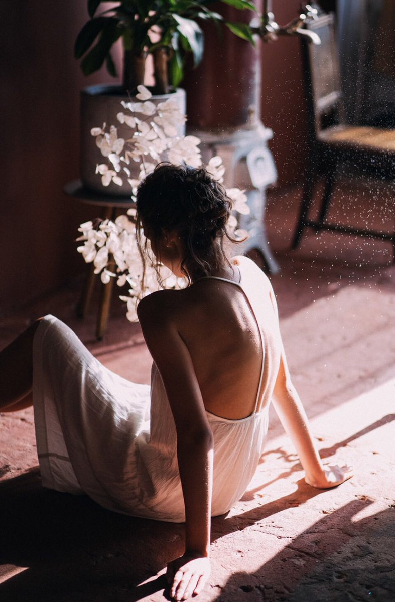 Viene di non volere più la sera, a volte,
ma il raso di una mano che non sfiora,
un cono di luce sulla schiena puntato,
di andare così, come va un canto,
o non più andare, e ridere di sola fiamma.

#VersiPerMe  Antonio Bux

©️Marta Syrko