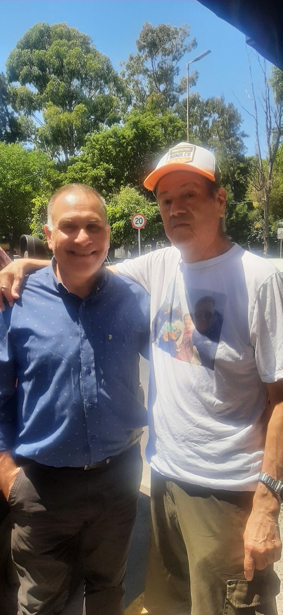 Luis Reyes "el pingüino", histórico camarógrafo de Canal 13 y Crónica TV. Al hombre que disfruta de su jubilación me lo crucé por las callecitas de Morón. Un amigo.