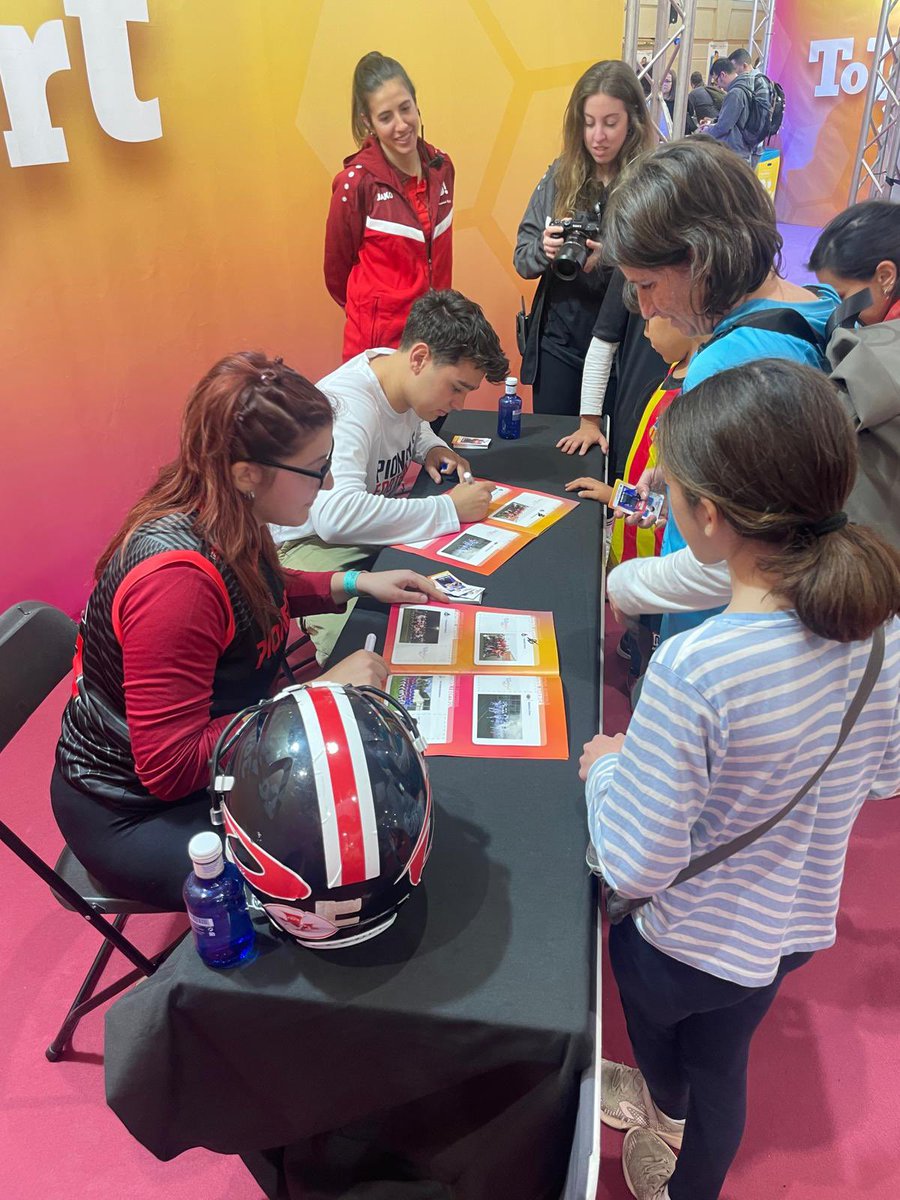 Firmas de Donatella y Álvaro a los niños y niñas que se han acercado al salon de <a href="/Totesport360/">TotEsport 360</a> a conocer nuestro deportes y otros más ✍️