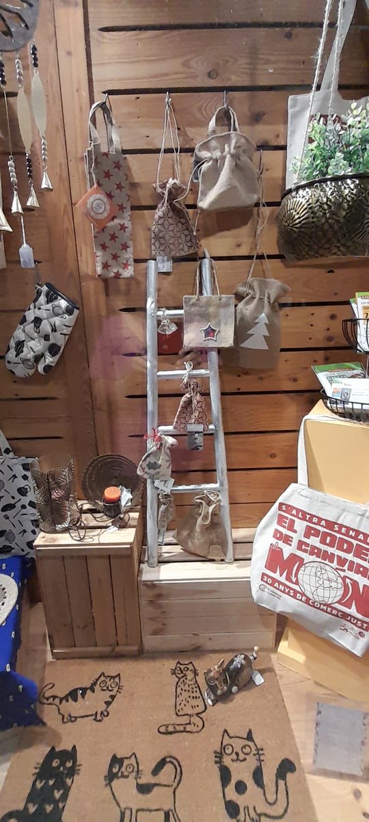 Avui obrim fins a les 20:00 i demà matí de 10:00 a 14:00. Que els Reis del’Orient arribin carregats de #comerçjust