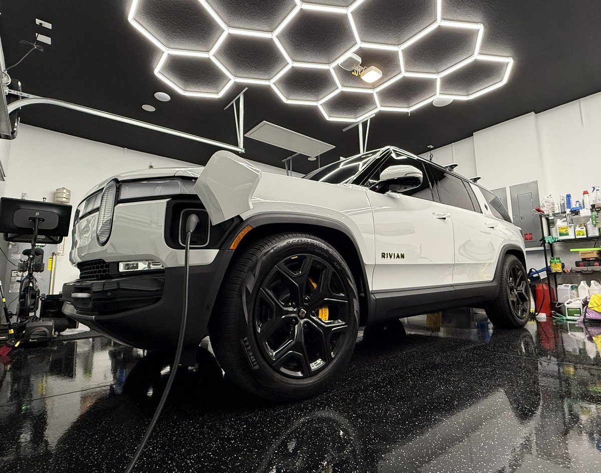 SP_LimitReviews's tweet image. Looking back at my past, I would have never thought my future dreams would become today’s reality for me. Next up, making an even brighter lit future for my family! 😎 Anything is possible.
@Rivian @RJScaringe