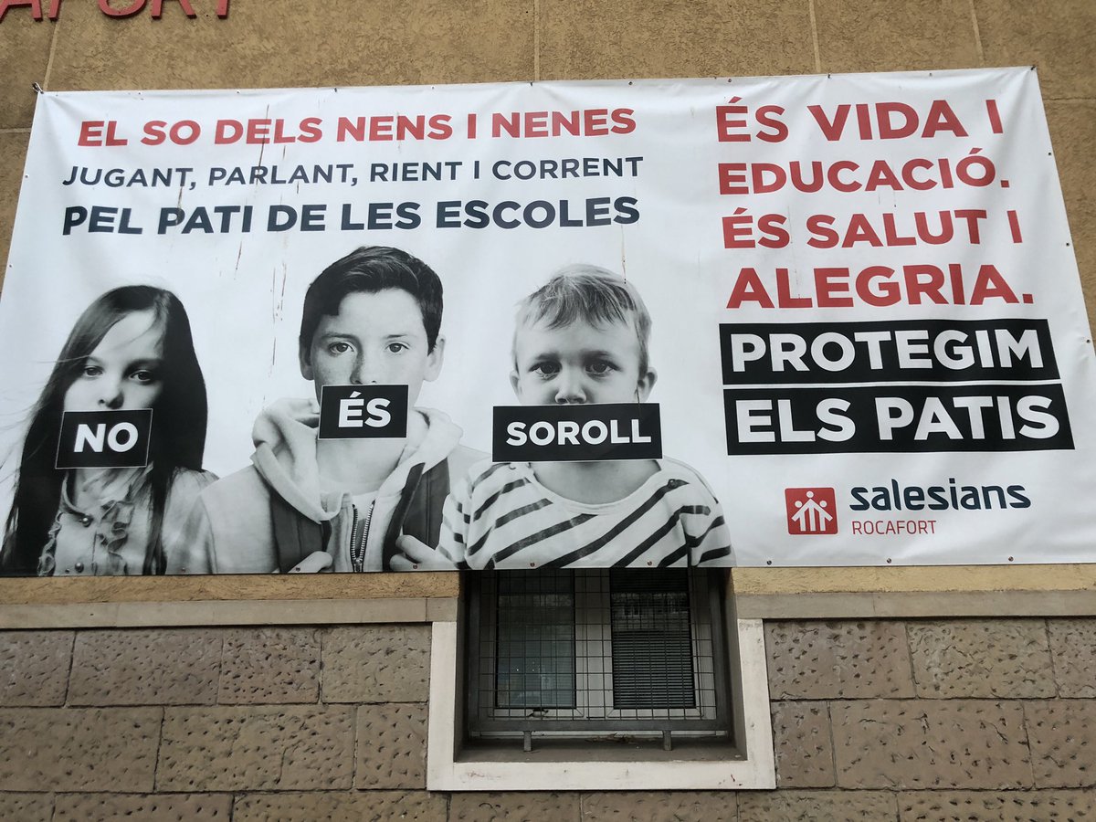 Passar per davant d’una escola que hagi de posar aquest cartell fa molta vergonya.

Espero que l’administració legisli per protegir els centres educatius de les absurdes denúncies per soroll que han començat a rebre.