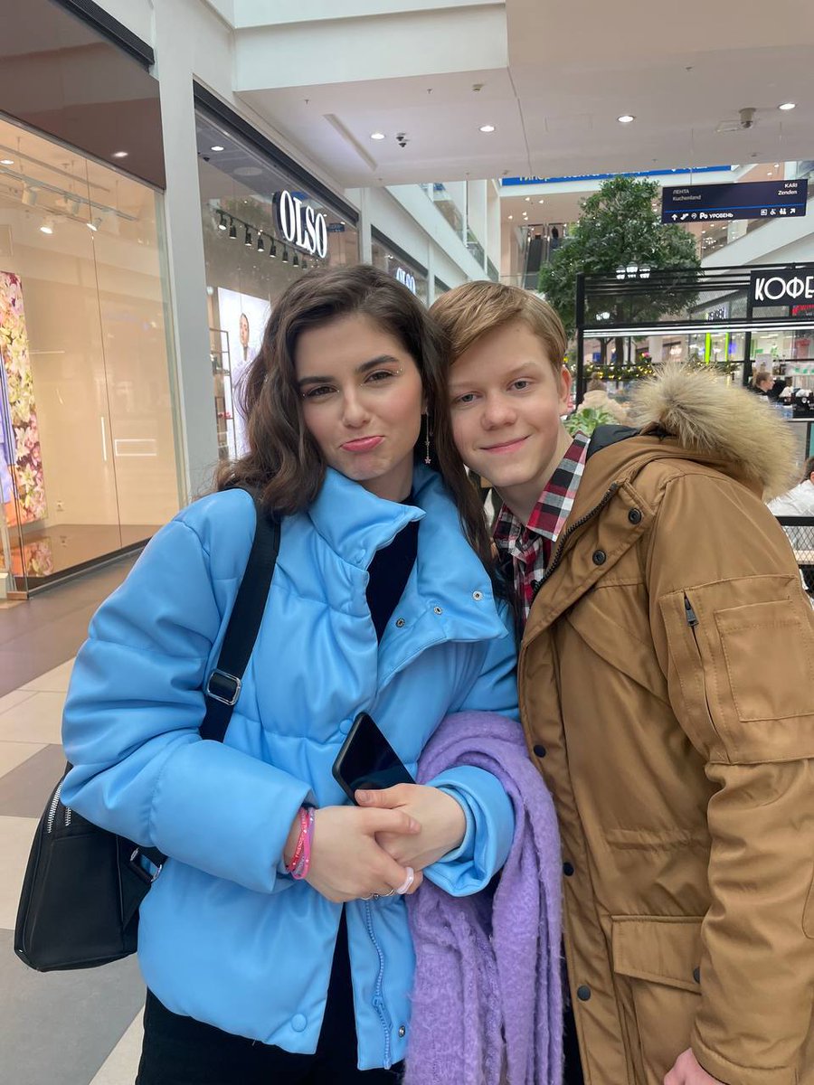 скоро в школу, а пока проводим каникулы вместе. 🎄