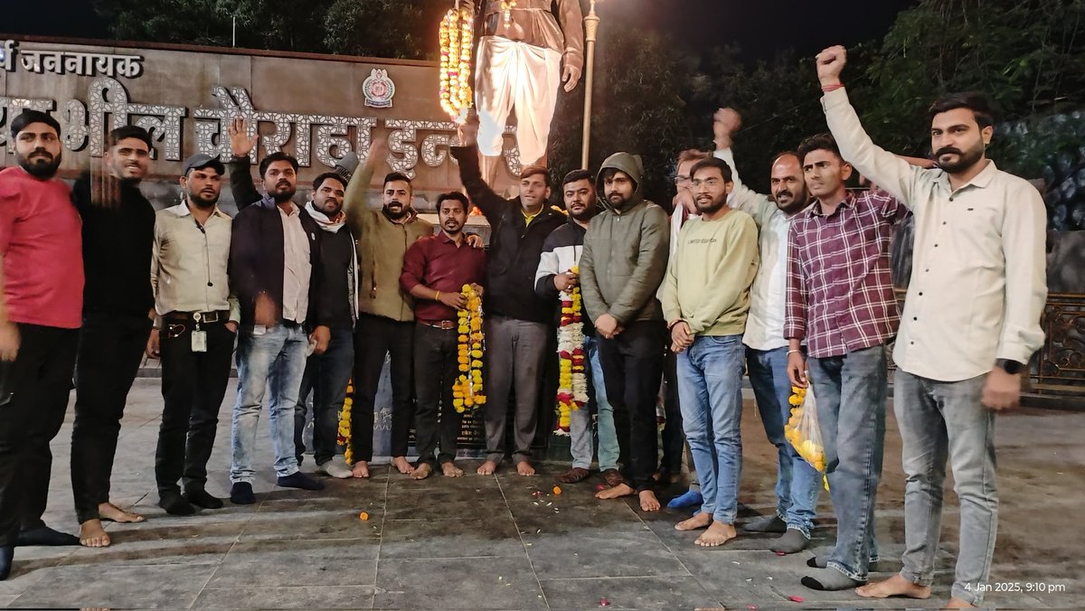 NEYU4INDIA's tweet photo. #MPPSC_PROTEST के कारण जेल गए #NEYU के राधे जाट एवं रंजीत किसानवंशी जी ने जेल से बाहर आकर महान क्रांतिकारी टंटया भील मामा जी की मूर्ति पर माल्यार्पण किया।

अब युवाओं के अधिकारों की लड़ाई और मजबूती से लड़ेंगे।

लड़ेंगे जीतेंगे 🤝 https://t.co/3In56vlgo1