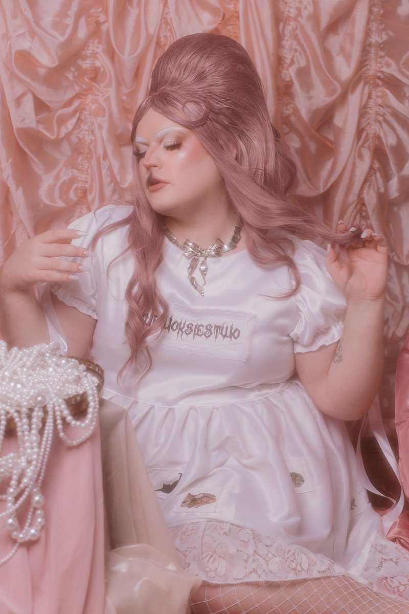 Premiera „KU*WOKSIĘSTWO: Geneza” już za tydzień, 10 stycznia. 🧚🏻 Zapisz EPkę tutaj: open.spotify.com/prerelease/54w… 💖

Makijaż: VELVIA MAKEUP ARTIST 
Stylizacja fryzury: Algebra 
Stylizacja paznokci: Nowe Wspaniałe Pazy 
Sukienka: twoheadeddoe
Zdjęcia: Emilia Lyon