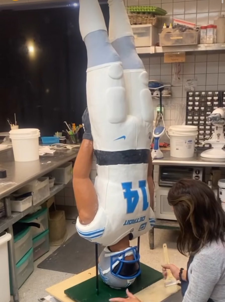 woodwardsports's tweet image. This Amon-Ra St. Brown cake done by The Home Bakery in Rochester, MI 👀🔥

Incredible!