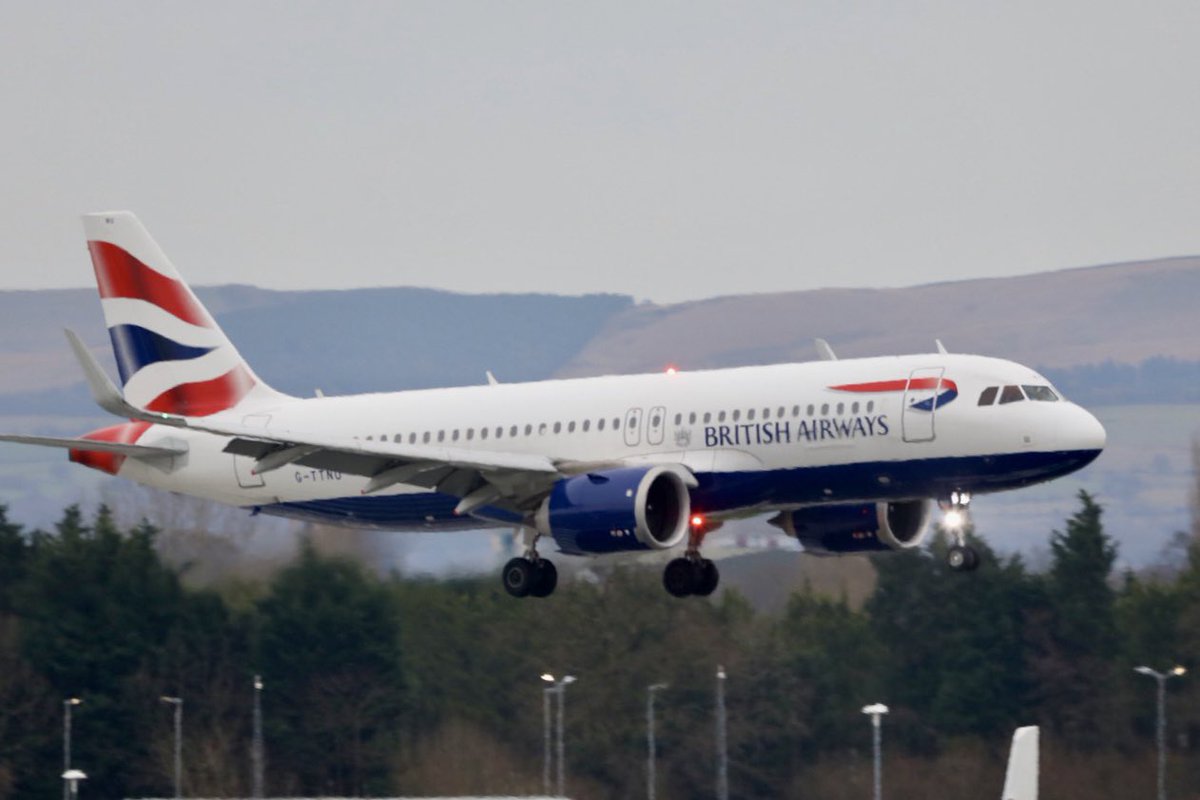 Nice few hours photographing planes from MAN T3 car park. 37 year old <a href="/jet2tweets/">Jet2tweets</a> Boeing 757 G-LSAI lands from GVA on its penultimate day in service. Tomorrow morning I fly on it myself to GVA on what is the last ever B757 flight by a UK airline departing the UK!