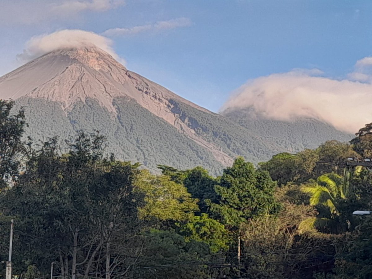 CanalAntigua's tweet image. La Conred informa que el volcán de Fuego registra explosiones de características débiles a moderadas que elevan columnas de ceniza a una altura máxima de 4,600 metros sobre el nivel del mar.

#VolcánDeFuego #Explosiones #Actividad