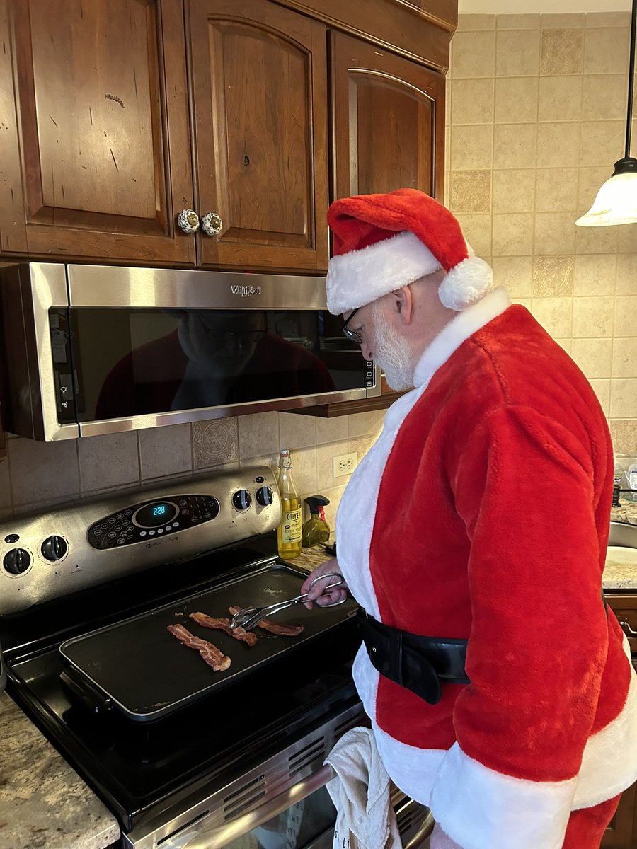 Who knew? The Jolly Old Elf loves bacon, too! Happy Saturday, everyone:)