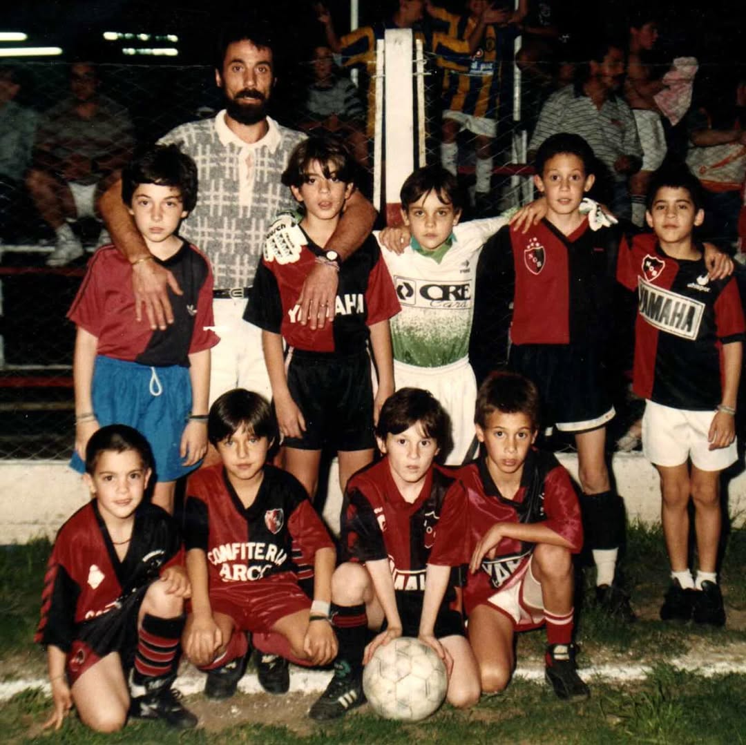 Messias30_'s tweet photo. Messi se juntó con sus excompañeros de las inferiores de Newells.

Su figura crece, él sigue siendo la misma persona de siempre. https://t.co/Bb6mD2Qxii