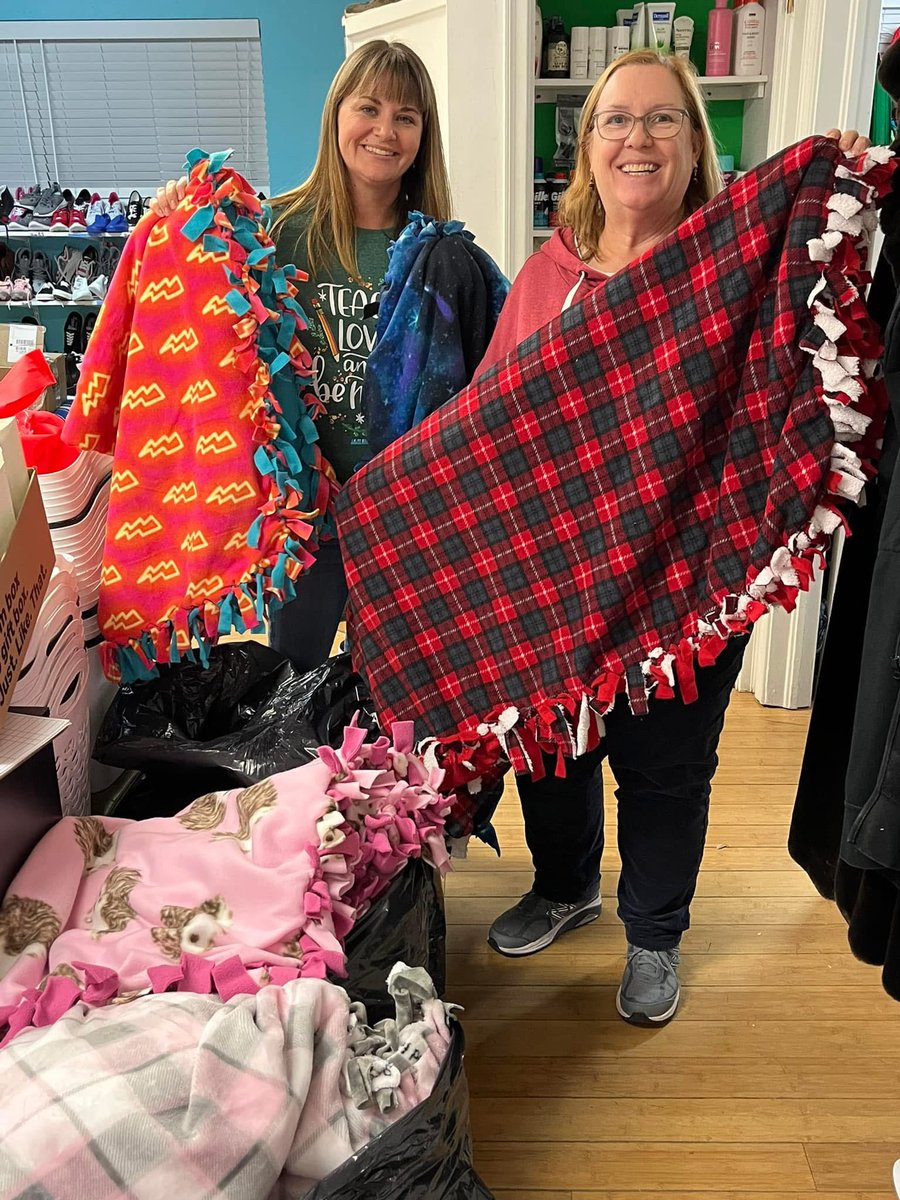 Spanish Springs Elementary students K-5 made blankets (again) for the whole community! 

The fifth graders helped select the ones that would be perfect for high school students. 💕
