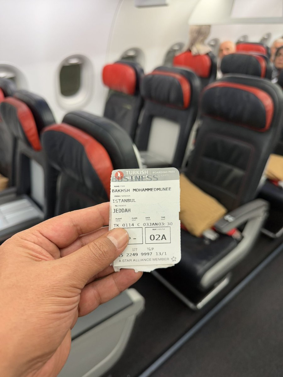 CAlbakhsh's tweet photo. اسوء تجربة في حياتي رحلتي من اسطنبول الى جدة 
عبر الخطوط التركية كمية نصب واحتيال غير طبيعية
حجزت رحلتي من كاونتر المطار نفسه واخذتها ( درجة اعمال ) بزنس 
ولمن صعدت للطيارة اتفاجاء انها مافي فرق بينها وبين السياحية ابداء لا مقعد مميز ولا شاشات ولا وجبات الشي الوحيد انك تركب في المقدمة للطايرة فقط وحاطين منشفة تفصل بينك وبين السياحي 
الادلة موجودة ومصورة عندي كامله الرحلة 
دفعت ٩٨٠٠ ﷼  لشخصين علشان اركب قدام فقط
وتم رفع شكوى ولاًحياة لكن تنادي
