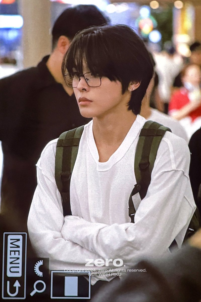 atypicalkylove's tweet image. 여자들이 좋아하는 너드는 보통 이런거죠 
개버석한 얼굴에 아무 흰티 입고 다니는데
그 안에 잘 빠진 초콜릿 잔근육 덕지덕지 있는 그런 걸 좋아하는 거죠