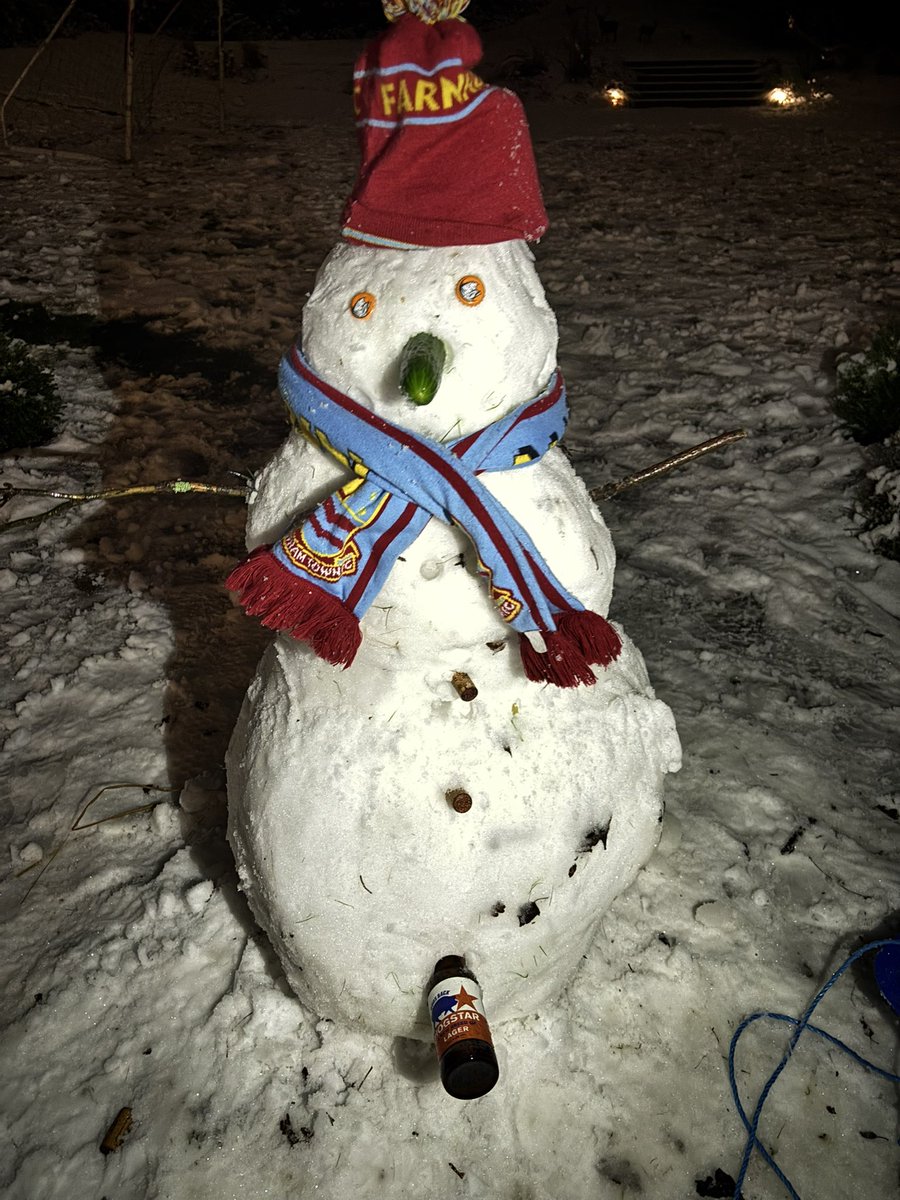 JohnnyHorsnell's tweet photo. @FarnhamTownFC  no game today so time for a snow man!!! https://t.co/7PKtOE7yjX