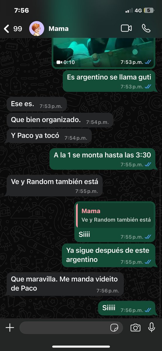 Mi madre amando la música, admirando artistas y siendo fan de su hijo que más podré pedir ? ❤️‍🔥