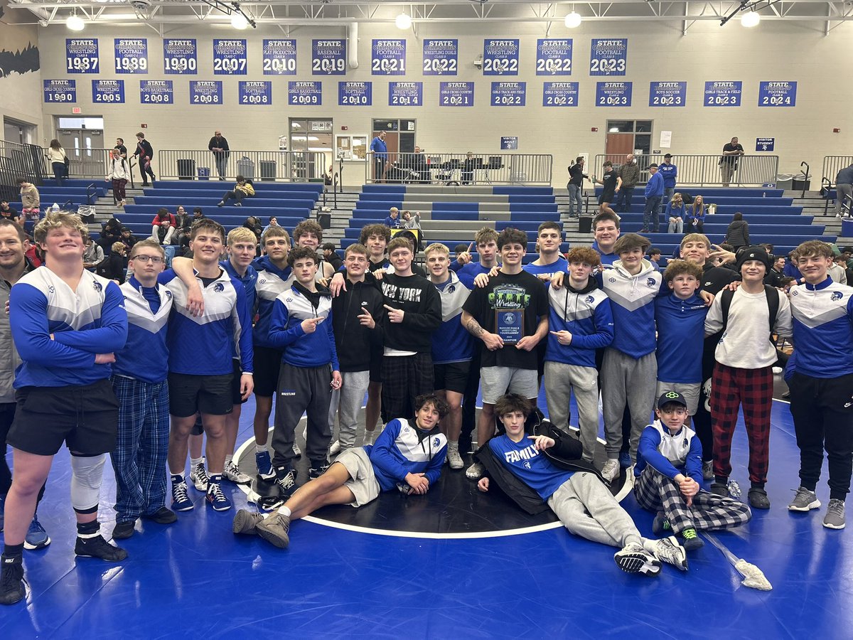 The Spartans take the badger dual’s championship with a 5-0 dual record on the day. 😤 🏆 #herecomethespartans