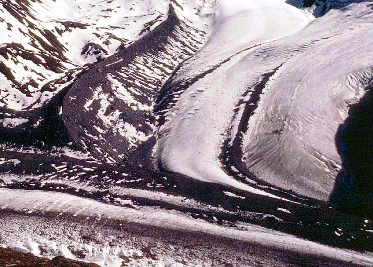 ArcticTopics's tweet photo. POLAR WORD OF THE DAY ☝️🤓

Glacial Moraine: Accumulations of rocks, soil, and debris carried and deposited by a glacier. They’re nature’s way of tracing a glacier’s journey! 🏔️❄️

📷 Adrian Pingstone

#PolarVocabulary #GoodToKnow #Arctic #Polar https://t.co/rEgjSUXwuC