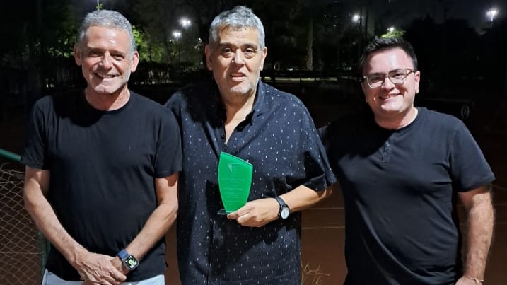 Un año más tuve el gusto de compartir junto al Consejo Directivo de la FEDERACIÓN CORDOBESA DE TENIS, el asado que realizan para fin de año.
Además me entregaron una distinción por mi labor periodística a lo largo del 2024.
<a href="/juanluisperez64/">Juan Luis Perez</a>  <a href="/FedCbesadeTenis/">F.C.T.</a>
