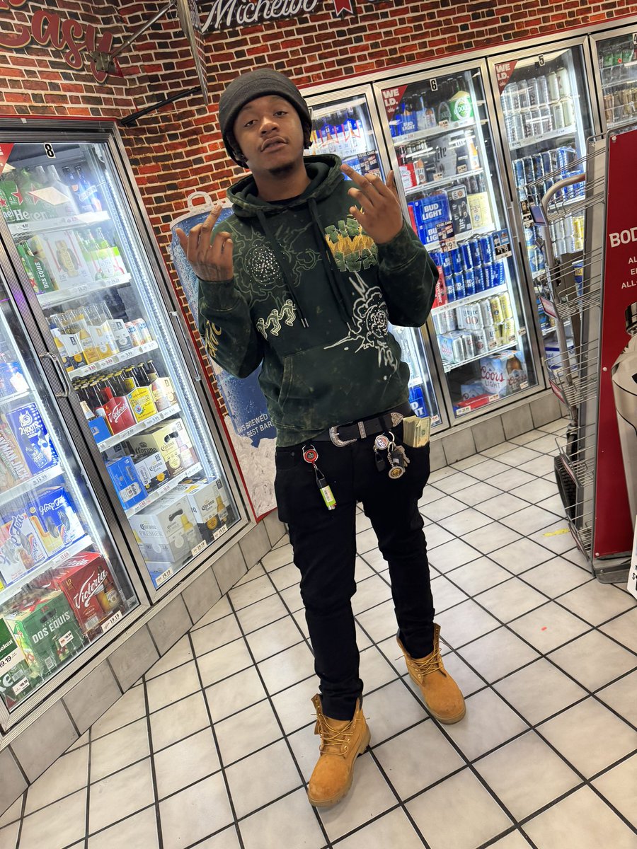 CrashdaCoupe's tweet photo. Ona south smoking bows like they dime bags 🏃‍♂️ https://t.co/6SnIP2NcUq