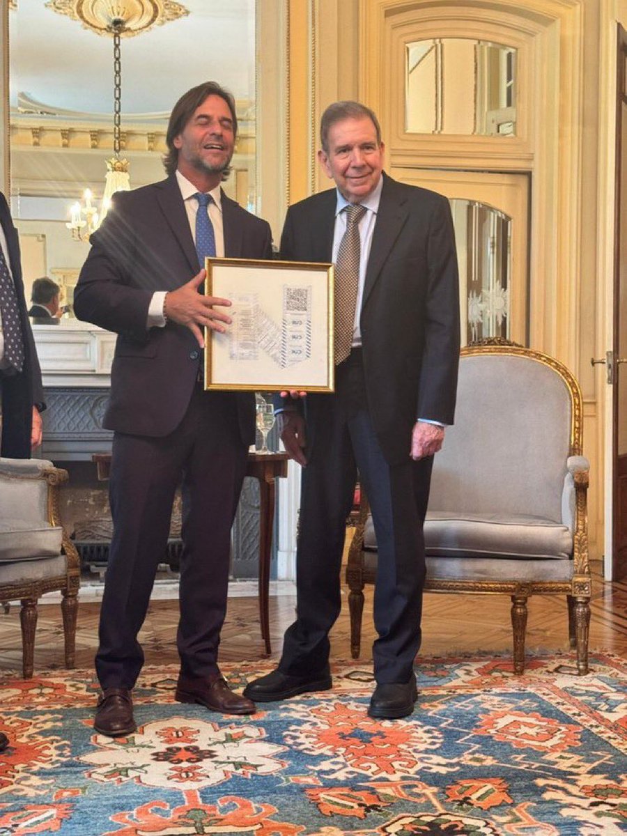 Tanto "hacer" como "no hacer" muestran orientaciones, hay simbología clara y podemos predecir con ello. El presidente <a href="/LuisLacallePou/">Luis Lacalle Pou</a> hoy se reunió con el presidente electo de Venezuela <a href="/EdmundoGU/">Edmundo González</a> mientras q el dictador Maduro ofrece U$S100.000 de recompensa por él. Esto indica