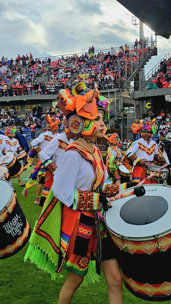 DaniloPalaciosP's tweet photo. El Canto a la Tierra es la elevación del espíritu del Carnaval y del pueblo de Pasto. Como guerreros danzantes antiguos, preparan su mística y arte para ligar nuestro corazón con la percusión y nuestro pensamiento con la danza. ¡Vivan los colectivos del Carnaval!  📷 Nesta Pan. https://t.co/Z7QFLqEAJ6