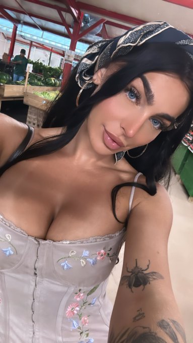 Watch Emily Rinaudo's leaked NSFW photo on TwXstars