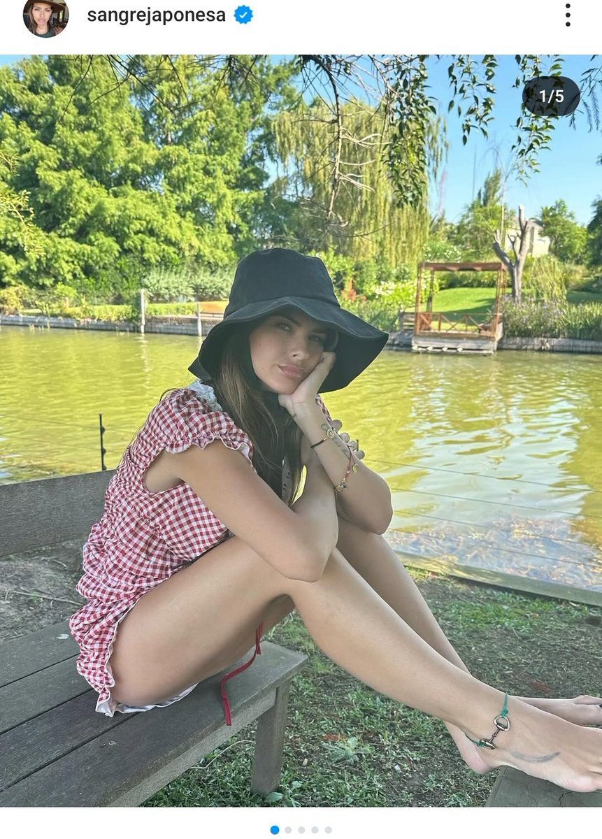 5 fotos desde la mansión de los sueños. Es provocadora la HDP. Se merece una arrastrada por el pavimento la Tati.