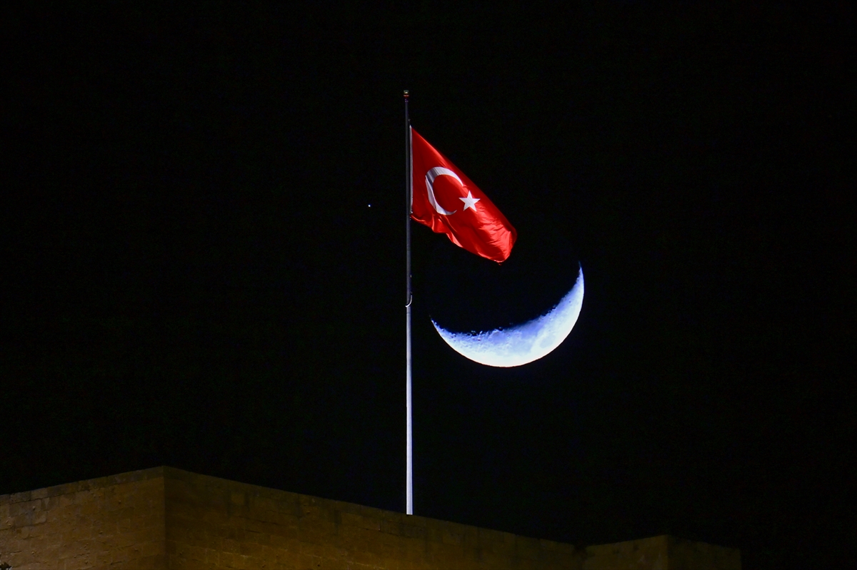 pusholder's tweet photo. Hilal ve Satürn buluşması Van'dan görüntülendi. https://t.co/SrfMDt6bQf