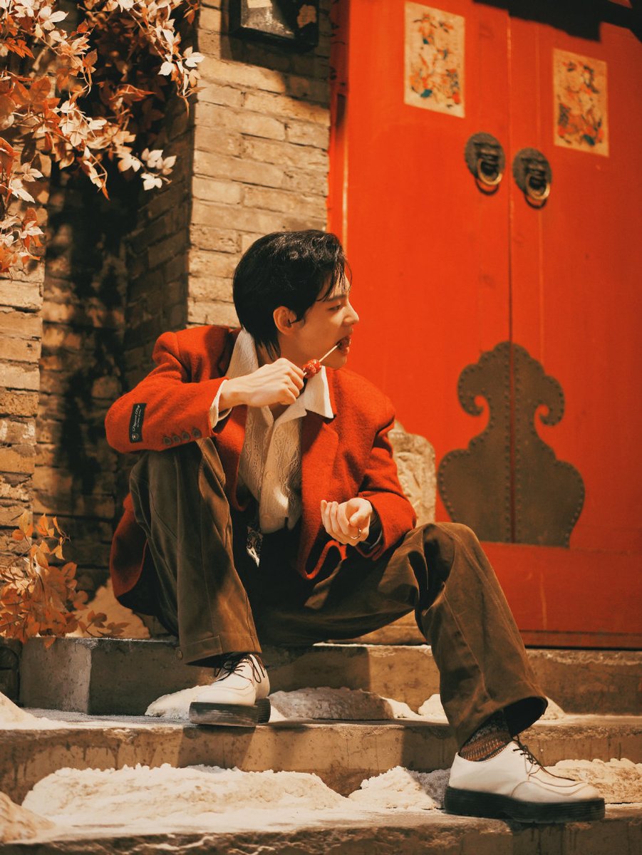 happy birthday yao mingming! please get a new hairstyle, it's been yearsssss