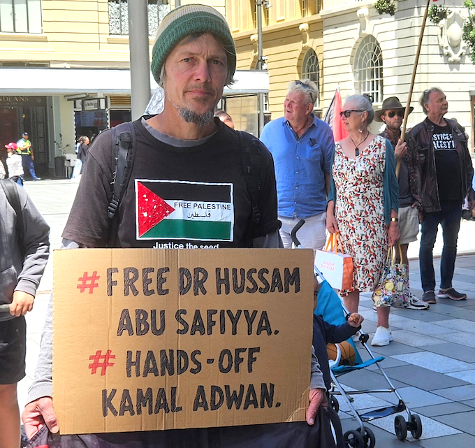 DavidRobie's tweet photo. Abducted Gaza doctor’s life in danger due to torture – call for immediate international intervention - NZ protest in Auckland #AsiaPacificReport #euromedmonitor #torture #doctor #HealthCareNotATarget #gazagenocide @OnlinePalEng @palestine @PalestineAusNZ
https://t.co/0VlSwOOE0J https://t.co/ryGz5ASMhy