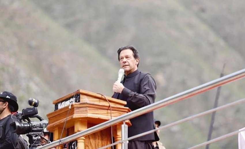 ہم نے مانا کہ چلو مرکزی مجرم ہم ہیں! کچھ دنوں تم نے بھی تو ہم سے محبت کی تھی۔

نفع نقصان کی باتیں نہیں حجتی ہم کو! ہم نے کب یار تیرے ساتھ تجارت کی تھی۔