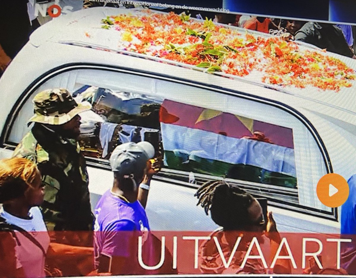 Een #overledene zichtbaar in de rouwauto - dat zijn wij in Ned. toch niet echt gewend (en terecht, vind ik).
In Suriname is dat anders. #Bouterse