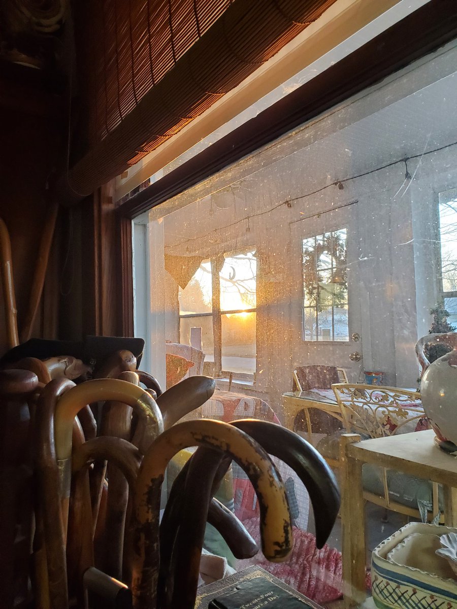 DavidAr24329680's tweet photo. @AndrewsSusanM New Years dawning morn
Sunrise breaking through window 
Cold air chilling porch https://t.co/Gtka02xoUU