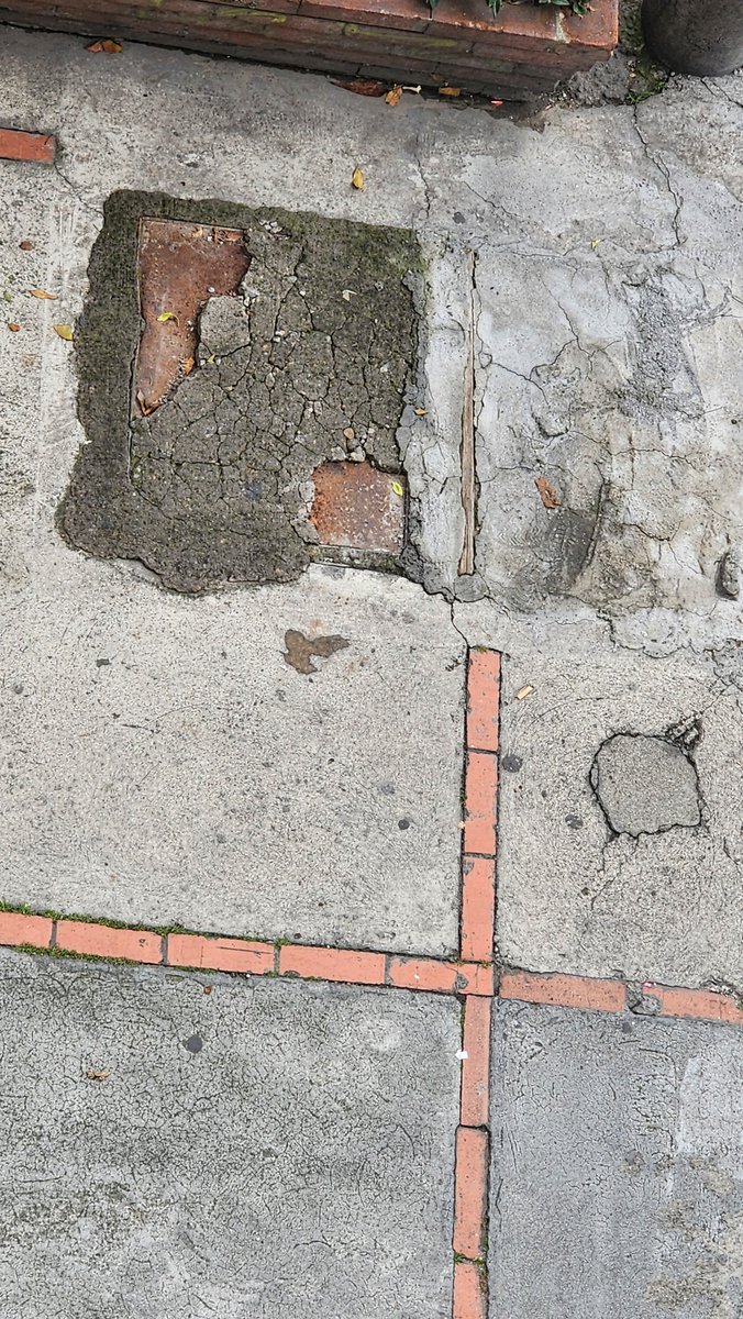 DaliaBEPE's tweet photo. @ETB @ETBsoluciones   esta tapa fue cubierta por ustedes hace unos meses porque un habitante de calle intento en varias ocasiones robar el cable, al parecer en las noches alguien esta quitando los pedazos de cemento para que quede expuesta de nuevo.  Cra. 19 #32 47 Teusaquillo https://t.co/ThmXXLdC6E
