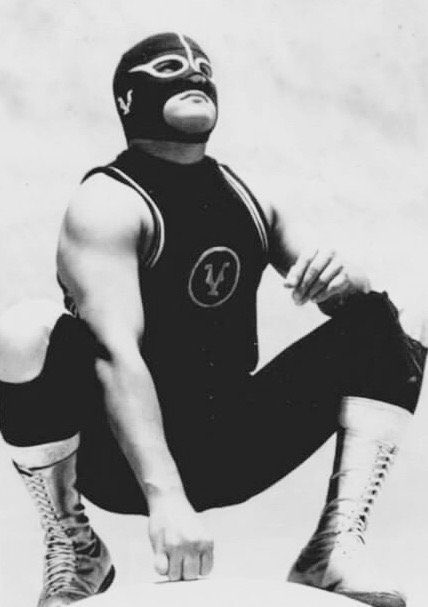 LuchaLibreYYa's tweet photo. #EnUnDíaComoHoy pero de 1974, El Satánico caía derrotado en duelo de apuestas y dejaba su preciada máscara en las manos de el Vengador.

Esa noche y tras un reñido enfrentamiento en Guadalajara, Jalisco conocimos el rostro de Don Daniel López. https://t.co/j5wQ7uJWNv
