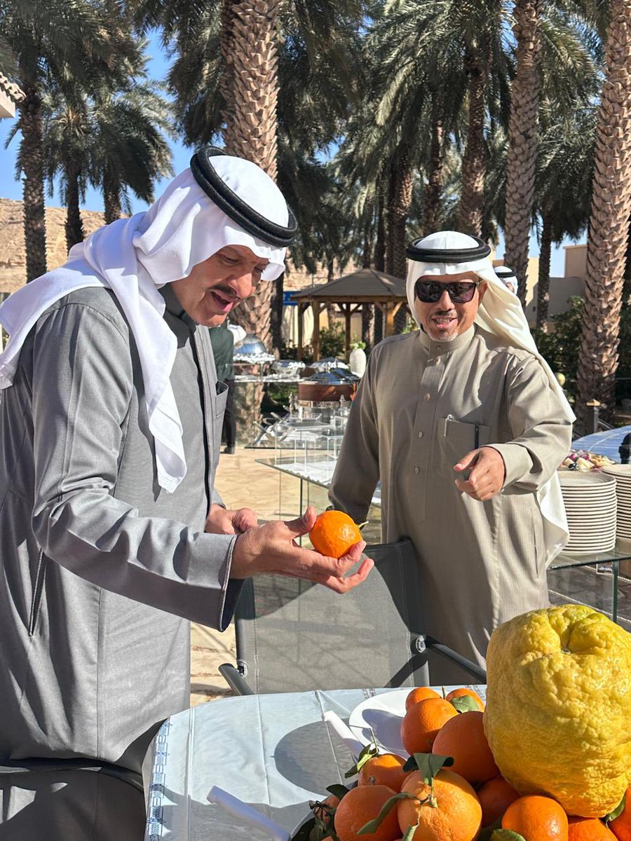abdsheikha's tweet photo. الرياض_الحوطة_الحريق_نعام
قام صاحب السمو الملكي الأمير سلطان بن سلمان 
بن عبدالعزيز المستشار الخاص لخادم الحرمين 
وفقه الله ..
بعد ظهر اليوم بزيارة أستغرقت عدّة ساعات لمحافظة لمركز نعام ومحافظة الحريق 
وهيَ إحدى المحافظات التابعة لمنطقة الرياض 
تبعد عن العاصمة الرياض بمسافة (200 كم) ..
تلبية لدعوة من زميلنا قديماً
بهيئة السياحة .. 
عبدالرحمن بن عيسى الجسّاس وذلك بقصر والده
عيس بن جساس يرحمه الله،
وذلك بحضور محافظ الحريق
محمد بن ناصر الجرباء ورئيس مركز نعام عبدالله بن سعود بن هلال
وعدد من الزملاء وجمع من أسرة عيسى بن جساس 
وبعد تناول الغداء قام سموه
حفظه الله بجولة شملت :
- سوق المفيجر التراثي
- ⁠متحف نفحات الماضي
#زيارة_سموه_الموفّقة
#شكرا_أسرة_الجساس
#شكراً_للأهل_بالحريق_ونعام
لحفاوتهم_وأستقبالهم
#مهرجان_الحمضيات