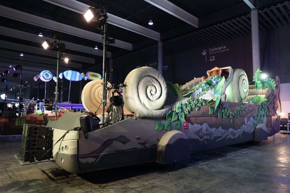 💫 Darrers preparatius de les carrosses de la #cavalcada de #LHospitalet.

👑👑👑 DEMÀ, diumenge 5 de gener, surt de la plaça de l'Escorça a les 17.30h i arriba cap a les 19.30, a la plaça de l'Ajuntament. 

🎊 Nens i nenes veniu a gaudir de la Nit més Màgica 😃😃.

#NadalLH