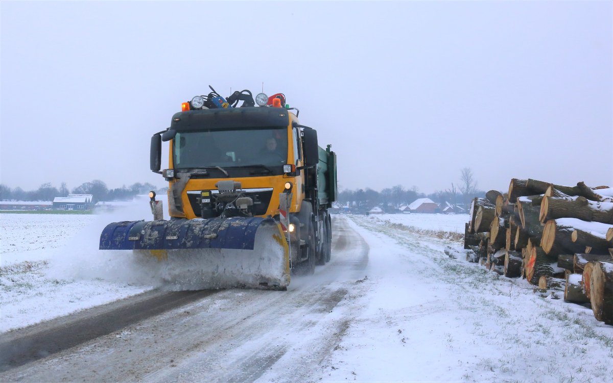 De gemeente Aa en Hunze is gestart met een strooiactie.
Als je de weg nog op gaat pas dan je snelheid aan.
Voor de ochtend word sneeuwval verwacht!!