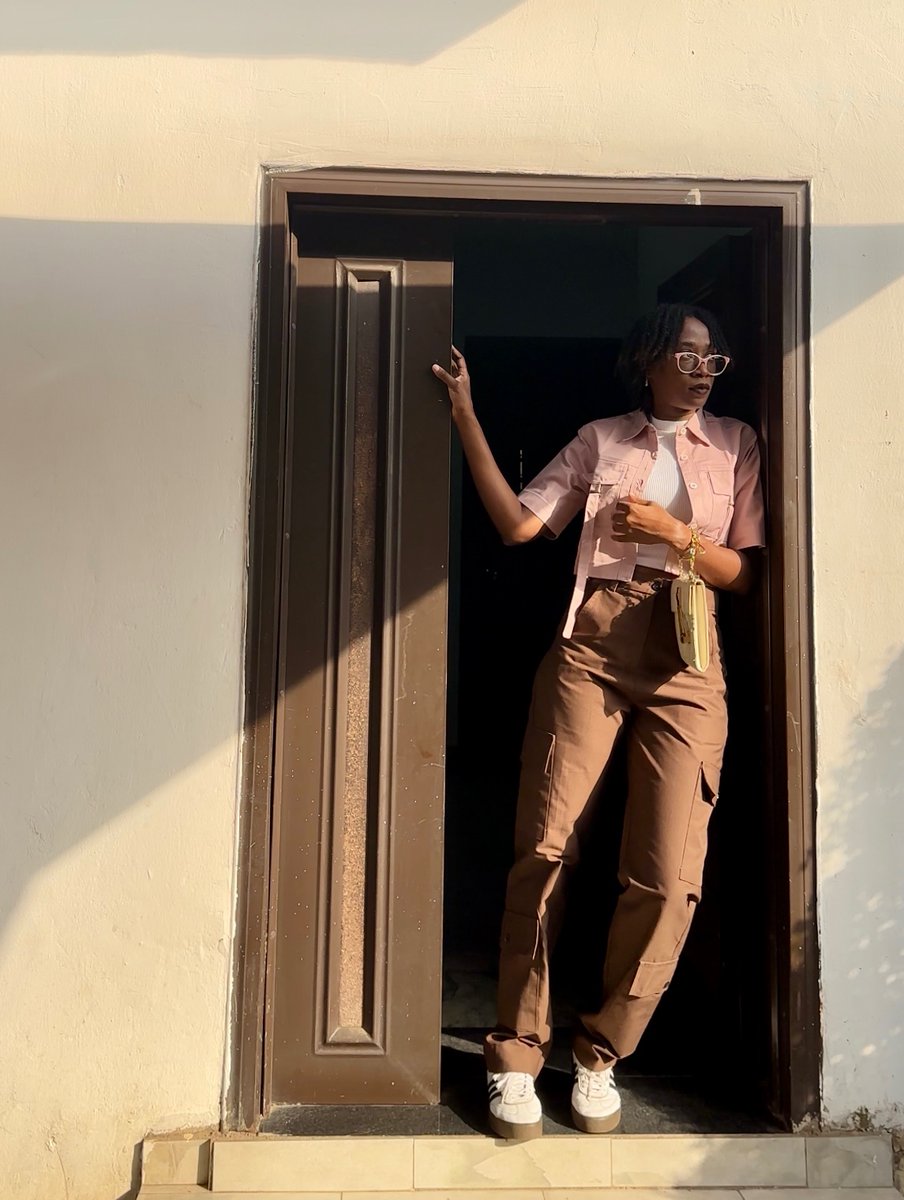 adaezeodurukwe's tweet photo. Day 6: Brown cargo pants and Pink crop jacket from @mareclothing__
This one is how youβll see me any and everywhere. Cargo pants/shorts, t-shirt, sneakers and the occasional jacket π
#stylemare https://t.co/gy0j5mcWSq