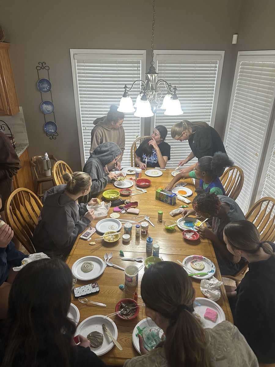girls_gvhoops's tweet photo. Starting off the year with the annual Cookie Decorating Contest and Secret Santa! Brought back some familiar faces to help judge and via text.
Congrats to our winners:
1st - Anniston Reed
2nd - Ava Ferguson
3rd- Bella Bollinger
HM - Chloe Hernandez
Most Creative - Camryn Kelly https://t.co/eCy4skIPKE