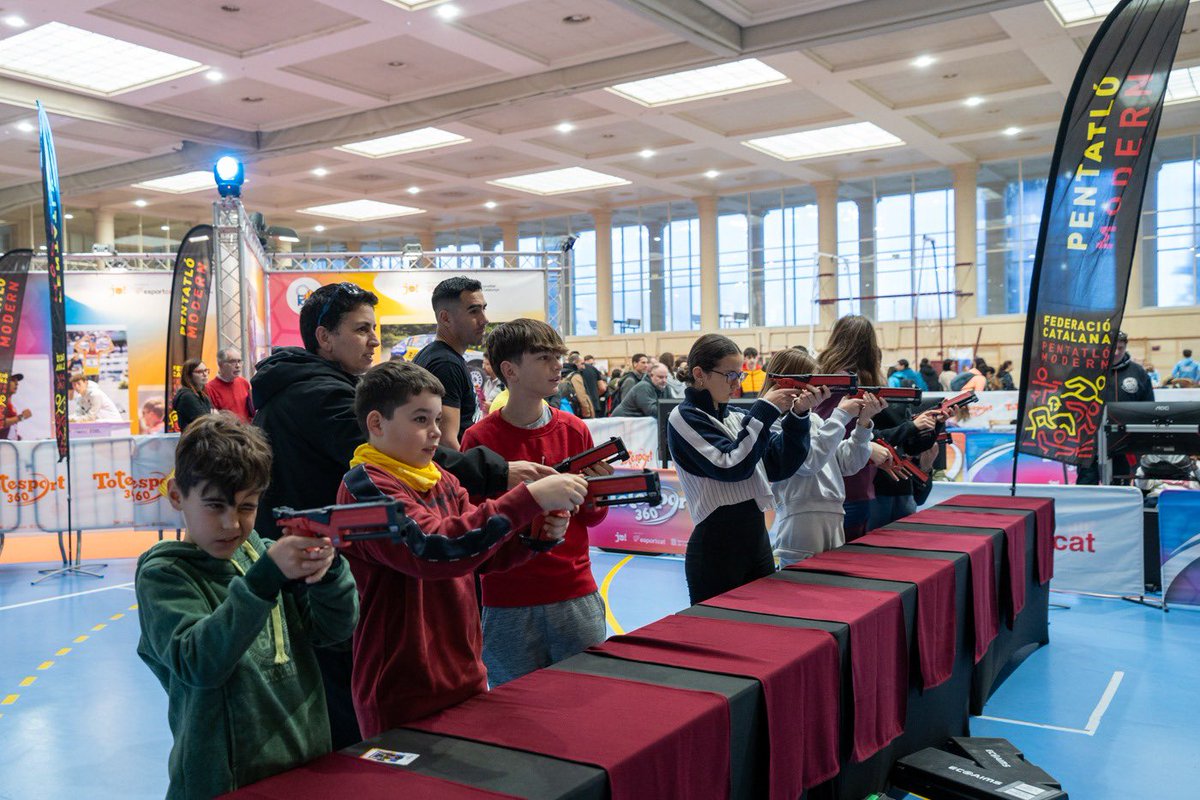 🏊‍♂️🚴‍♀️🏃 El triatló combina tres disciplines per posar a prova la resistència dels i les esportistes, mentre que el pentatló modern es basa en les habilitats que necessitaven els antics missatgers: natació, esgrima, equitació, tir i cursa. 

#EsportPerATothom #SalutActiva