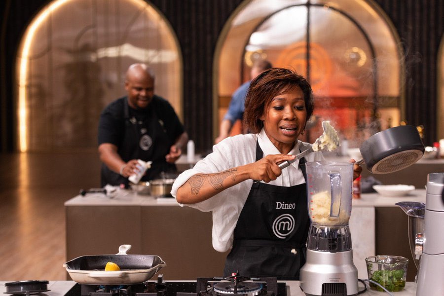 MbazimaThomason's tweet photo. Seth Vs Dineo shows that the kitchen has no gender but a skill from God. 

#MasterChefSAFinale #DurbanvilleHillsXMasterChefSA https://t.co/Vnk4k5cgRT